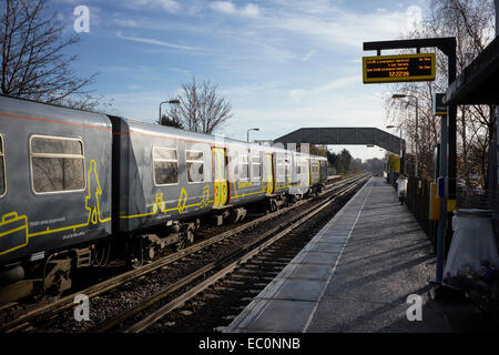 Une ligne de train à Wirral Merseyrail Station Bache voyageant de Liverpool à Chester Banque D'Images