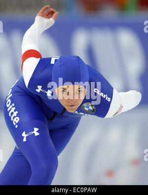 Berlin, Allemagne. 07Th Dec, 2014. Le patineur de vitesse américain Heather Richardson (2e) au cours de la féministe le 1500 m à la Coupe du monde de patinage de vitesse sur glace dans le forum sportif Hohenschönhausen à Berlin, Allemagne, 07 décembre 2014. Elle arrive en troisième position. Photo : RAINER JENSEN/dpa/Alamy Live News Banque D'Images