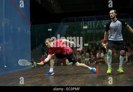 Manchester, UK. 7 Décembre, 2014. Nick Matthew (Angleterre) le troisième temps des semences Gregory Gaultier (France) haut de semence dans la demi-finale de l'une J Bell Grand Prix de Grande-Bretagne 11-7, 10-12, 15-13, 11-6 pour entrer dans la finale contre mattieu castagnet (France). Crédit : John Fryer/Alamy Live News Banque D'Images