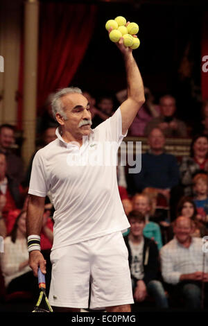 Londres, Royaume-Uni. 7 décembre 2014. Mansour avec Philippe Rousselot son ballon trick. Finale de l'ATP Champions Tour de la Statoil Masters de tennis au Royal Albert Hall, Londres. Hommes double match entre Mansour Bahrami et Wayne Ferreira vs Andrew Castle et Tim Henman. Le match a été remporté par Bahrami/Ferreira dans un tie-break. Credit : Nick Savage/Alamy Live News Banque D'Images