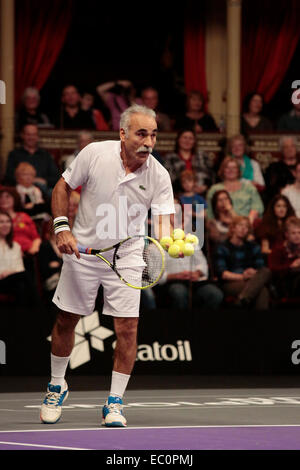 Londres, Royaume-Uni. 7 décembre 2014. Mansour avec Philippe Rousselot son ballon trick. Finale de l'ATP Champions Tour de la Statoil Masters de tennis au Royal Albert Hall, Londres. Hommes double match entre Mansour Bahrami et Wayne Ferreira vs Andrew Castle et Tim Henman. Le match a été remporté par Bahrami/Ferreira dans un tie-break. Credit : Nick Savage/Alamy Live News Banque D'Images