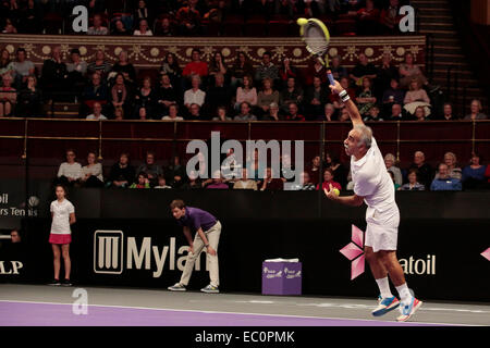 Londres, Royaume-Uni. 7 décembre 2014. Photo : Philippe Rousselot Mansour. Finale de l'ATP Champions Tour de la Statoil Masters de tennis au Royal Albert Hall, Londres. Hommes double match entre Mansour Bahrami et Wayne Ferreira vs Andrew Castle et Tim Henman. Le match a été remporté par Bahrami/Ferreira dans un tie-break. Credit : Nick Savage/Alamy Live News Banque D'Images