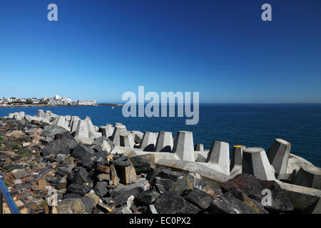 Granger Bay, Mouille Point, Cape Town, Afrique du Sud. Des revêtements de tétrapodes concrets et de l'enrochement de défenses côtières. Banque D'Images
