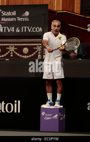 Londres, Royaume-Uni. 7 décembre 2014. Philippe Rousselot Mansour utilise un point de vue de jouer à partir de. Finale de l'ATP Champions Tour de la Statoil Masters de tennis au Royal Albert Hall, Londres. Hommes double match entre Mansour Bahrami et Wayne Ferreira vs Andrew Castle et Tim Henman. Le match a été remporté par Bahrami/Ferreira dans un tie-break. Credit : Nick Savage/Alamy Live News Banque D'Images