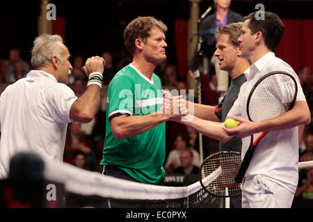 Londres, Royaume-Uni. 7 décembre 2014. L-R : Philippe Rousselot Manour, Wayne Ferreira, Andrew Castle et Tim Henman. Finale de l'ATP Champions Tour de la Statoil Masters de tennis au Royal Albert Hall, Londres. Hommes double match entre Mansour Bahrami et Wayne Ferreira vs Andrew Castle et Tim Henman. Le match a été remporté par Bahrami/Ferreira dans un tie-break. Credit : Nick Savage/Alamy Live News Banque D'Images