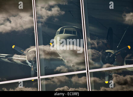 C-47 Skytrain derrière le verre dans un musée Banque D'Images
