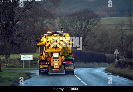 , Cumbria (Royaume-Uni). 7 Décembre, 2014. Conseil d'un camion le sablage des patrouilles A686 Hartside passent près de Alston, Cumbria alors que le pays se prépare pour la première chute de neige importante de l'hiver que l'air arctique : chute des températures envoie 7 décembre 2014 Crédit : STUART WALKER/Alamy Live News Banque D'Images