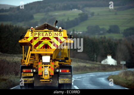 , Cumbria (Royaume-Uni). 7 Décembre, 2014. Conseil d'un camion le sablage des patrouilles A686 Hartside passent près de Alston, Cumbria alors que le pays se prépare pour la première chute de neige importante de l'hiver que l'air arctique : chute des températures envoie 7 décembre 2014 Crédit : STUART WALKER/Alamy Live News Banque D'Images