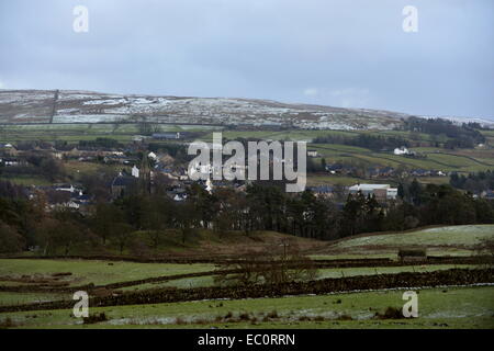 , Cumbria (Royaume-Uni). 7 Décembre, 2014. Météo : une légère couche de neige sur les collines au-dessus de Alston, Cumbria alors que le pays se prépare pour la première chute de neige importante de l'hiver que l'air arctique : chute des températures envoie 7 décembre 2014 Crédit : STUART WALKER/Alamy Live News Banque D'Images