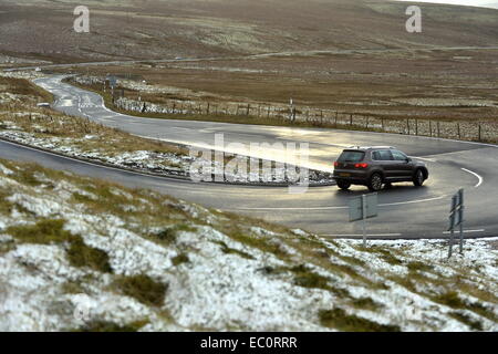 , Cumbria (Royaume-Uni). 7 Décembre, 2014. Météo : une légère couche de neige sur l'A686 Hartside Pass en Cumbria alors que le pays se prépare pour la première chute de neige importante de l'hiver que l'air arctique : chute des températures envoie 7 décembre 2014 Crédit : STUART WALKER/Alamy Live News Banque D'Images