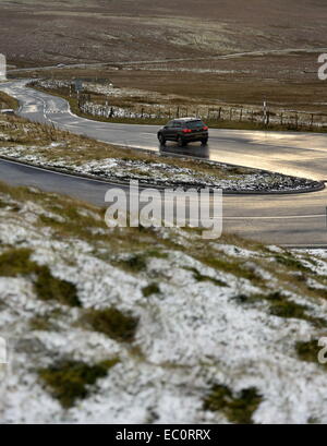 , Cumbria (Royaume-Uni). 7 Décembre, 2014. Météo : une légère couche de neige sur l'A686 Hartside Pass en Cumbria alors que le pays se prépare pour la première chute de neige importante de l'hiver que l'air arctique : chute des températures envoie 7 décembre 2014 Crédit : STUART WALKER/Alamy Live News Banque D'Images