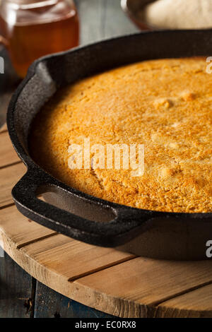 Style du Sud maison Cornbread dans une poêle Banque D'Images