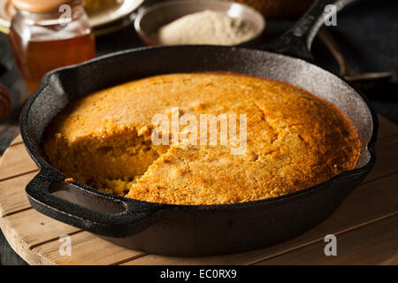 Style du Sud maison Cornbread dans une poêle Banque D'Images