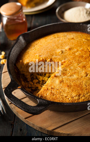 Style du Sud maison Cornbread dans une poêle Banque D'Images