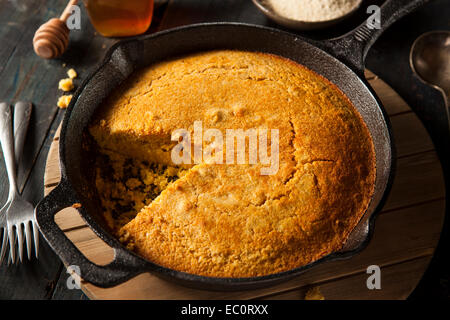 Style du Sud maison Cornbread dans une poêle Banque D'Images