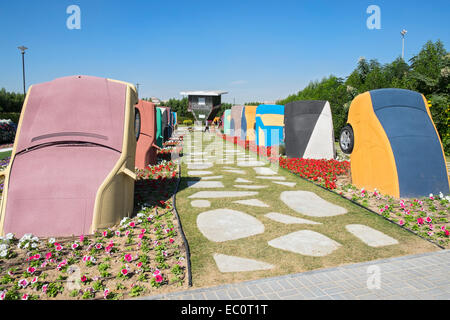 Voir l'affiche de fleurs avec voiture modèle au Jardin des sculptures Miracle le plus grand jardin fleuri à Dubai Emirats Arabes Emir Banque D'Images