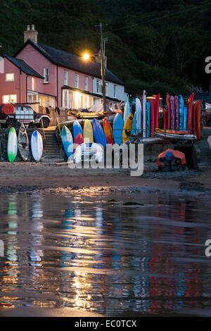 Appuyé contre bateaux sea wall Llangrannog Ceredigion Cardigan Bay West Wales Welsh Banque D'Images