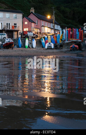 Appuyé contre bateaux sea wall Llangrannog Ceredigion Cardigan Bay West Wales Welsh Banque D'Images