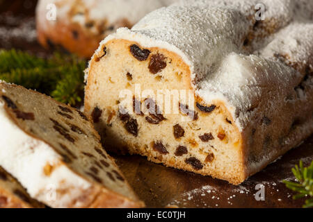 Christmas Stollen allemand du pain avec du sucre en poudre Banque D'Images