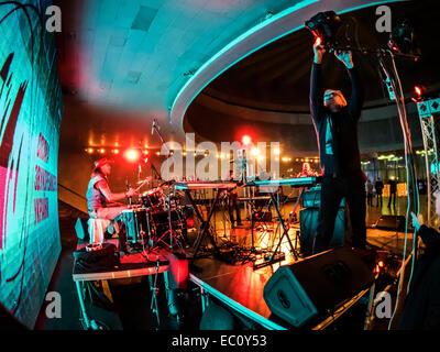 Kiev, Ukraine. 7 Décembre, 2014. Le groupe ukrainien "fata morgana" en répétition avant le concert. - Concert de charité à la mémoire de John Lennon "Give Peace a Chance" s'est tenue à Dimanche, 7 décembre, 2014, Kiev, Ukraine. Les musiciens sont la collecte de fonds pour aider les réfugiés et les soldats combattant dans l'Est de l'Ukraine. Crédit : Igor Golovnov/Alamy Live News Banque D'Images