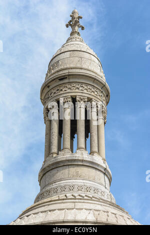 La basilique du Sacré-Cœur) est une église catholique romaine et repère à Paris, situé sur t Banque D'Images