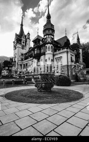 Le Château de Peles est un château néo-Renaissance placé dans un cadre idyllique dans les montagnes des Carpates, dans la région de Sinaia, Prahova County, Ro Banque D'Images