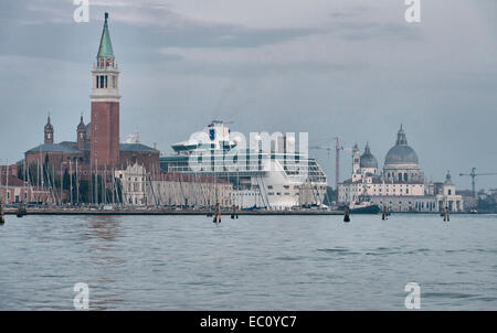 Venise, Italie. L'énorme bateau de croisière 'Splendour of the Seass' entre à Venise après l'église de San Giorgio Maggiore, tôt le matin Banque D'Images