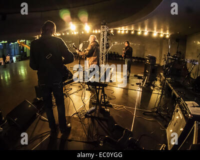 7 décembre 2014 - groupe ukrainien connu ''Fata Morgana'' en répétition avant le concert. - Concert de charité à la mémoire de John Lennon's ''Give Peace a Chance'' a eu lieu à dimanche, 7 décembre, 2014, Kiev, Ukraine. Les musiciens sont la collecte de fonds pour aider les réfugiés et les soldats combattant dans l'Est de l'Ukraine. © Igor Golovniov/ZUMA/Alamy Fil Live News Banque D'Images