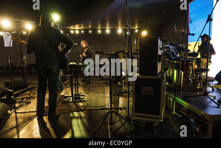 7 décembre 2014 - groupe ukrainien connu ''Fata Morgana'' en répétition avant le concert. - Concert de charité à la mémoire de John Lennon's ''Give Peace a Chance'' a eu lieu à dimanche, 7 décembre, 2014, Kiev, Ukraine. Les musiciens sont la collecte de fonds pour aider les réfugiés et les soldats combattant dans l'Est de l'Ukraine. © Igor Golovniov/ZUMA/Alamy Fil Live News Banque D'Images