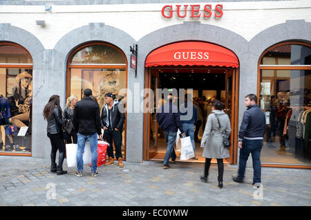 Shopping à McArthur Glen DOC Roermond, Pays-Bas Banque D'Images