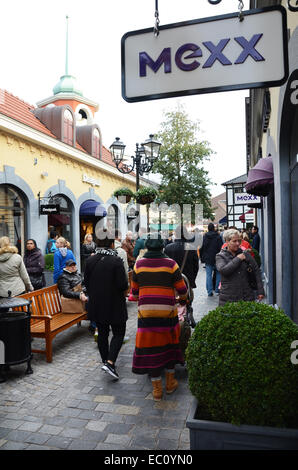 Shopping à McArthur Glen DOC Roermond, Pays-Bas Banque D'Images