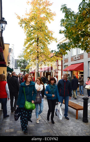 Shopping à McArthur Glen DOC Roermond, Pays-Bas Banque D'Images