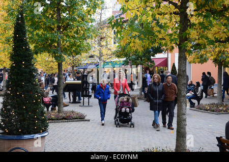 Shopping à McArthur Glen DOC Roermond, Pays-Bas Banque D'Images