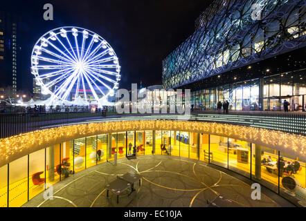 La bibliothèque de Birmingham à Centenary Square, Birmingham, Angleterre, et grande roue. Banque D'Images