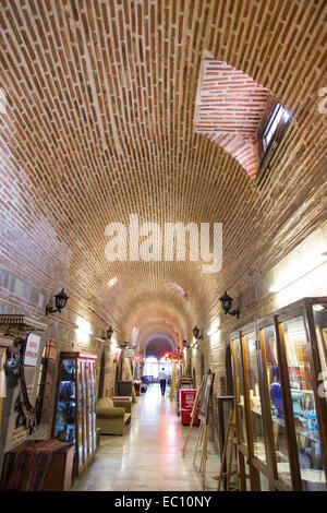 IZMIR, TURQUIE - 21 juillet 2014 : dans le vieux bazar Kizlaragasi où a été construit en 1744 et l'un des plus populaires tra Banque D'Images