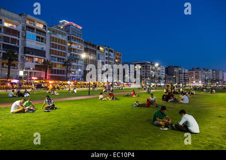 IZMIR, TURQUIE - 21 juillet 2014 : les gens sur l'herbe à côté d'Izmir où Kordon est l'un des plus populaires de destination pour facilement acessible Banque D'Images