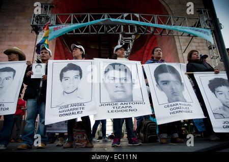 La ville de Mexico, Mexique. 7 Décembre, 2014. Les parents des disparus, vous donnez vos discours sur scène. Des milliers de manifestants mettre bannières et crier des slogans qu'ils prennent part à une démonstration dans la ville de Mexico pour la justice des 43 élèves manquants. Credit : Geovien Si/Pacific Press/Alamy Live News Banque D'Images