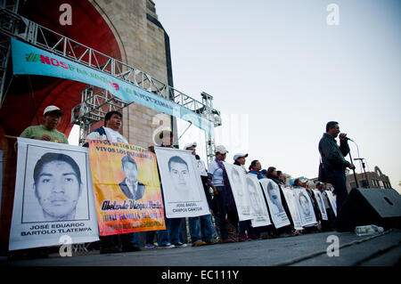 La ville de Mexico, Mexique. 7 Décembre, 2014. Les parents des disparus, vous donnez vos discours sur scène. Des milliers de manifestants mettre bannières et crier des slogans qu'ils prennent part à une démonstration dans la ville de Mexico pour la justice des 43 élèves manquants. Credit : Geovien Si/Pacific Press/Alamy Live News Banque D'Images