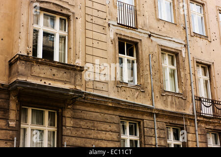 Un mur extérieur d'un bâtiment à Mitte montrant des impacts de balles de la Seconde Guerre mondiale 2 a été volontairement laissée non restaurés. Banque D'Images