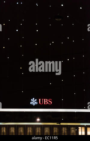 Le logo néon au-dessus de la plus grande banque suisse UBS sur Zurich, Paradeplatz est allumé sous l'illumination de noël. Banque D'Images