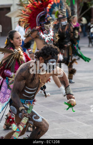 Danseurs Concheros exécutant une danse traditionnelle et cérémonie le dia de los muertos à Queretaro, Mexique. Banque D'Images
