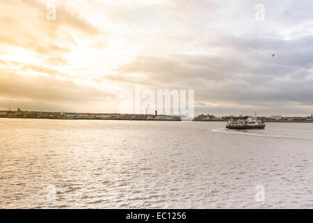 Un ferry traversant la rivière Mersey, à Liverpool. Banque D'Images