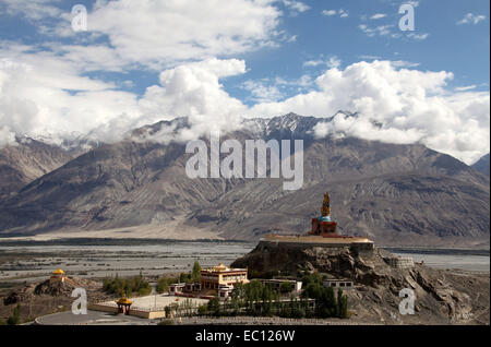 Le Bouddha Maitréya au Ladakh Monastère Diskit ci-dessous Banque D'Images