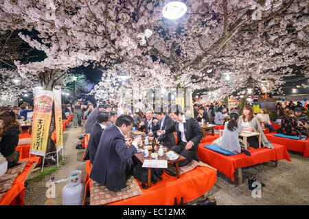 Les gens profiter de la saison du printemps en participant au Hanami nocturne affichage fleurs fêtes à Kyoto, au Japon. Banque D'Images