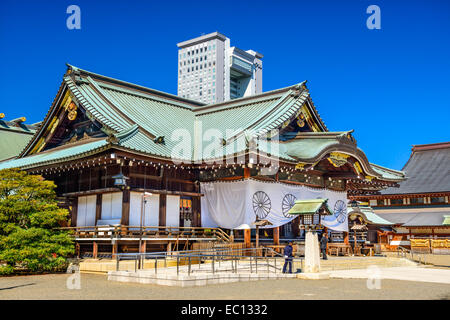 Les protections et les touristes au temple Yasukuni. Le sanctuaire est l'un des plus controversés au Japon. Banque D'Images