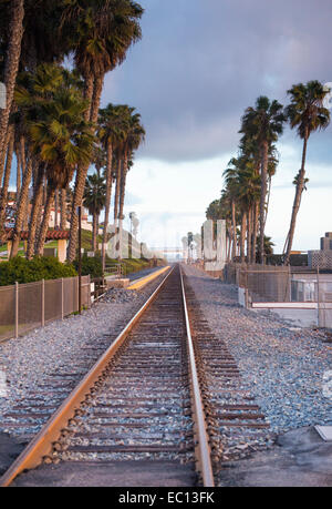 Les voies de chemin de fer par le San Clemente Pier, en Californie. Banque D'Images