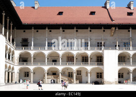 Cour intérieure du château royal sur la colline de Wawel de Cracovie en Pologne. Banque D'Images