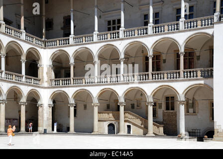 Cour intérieure du château royal sur la colline de Wawel de Cracovie en Pologne. Banque D'Images