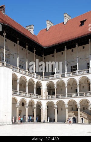 Cour intérieure du château royal sur la colline de Wawel de Cracovie en Pologne. Banque D'Images