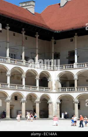 Cour intérieure du château royal sur la colline de Wawel de Cracovie en Pologne. Banque D'Images